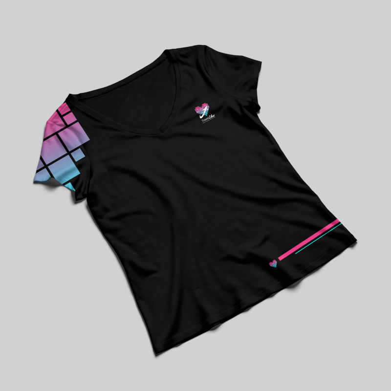 Camisea Travel Likes: comodidad y estilo para viajeros. Disponible en blanco y negro, con tallas M y L. Ligera, versátil y lista para cualquier aventura.